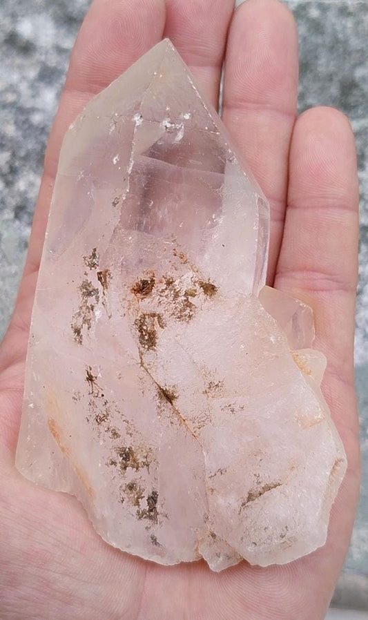 Pointe naturelle de quartz clair
