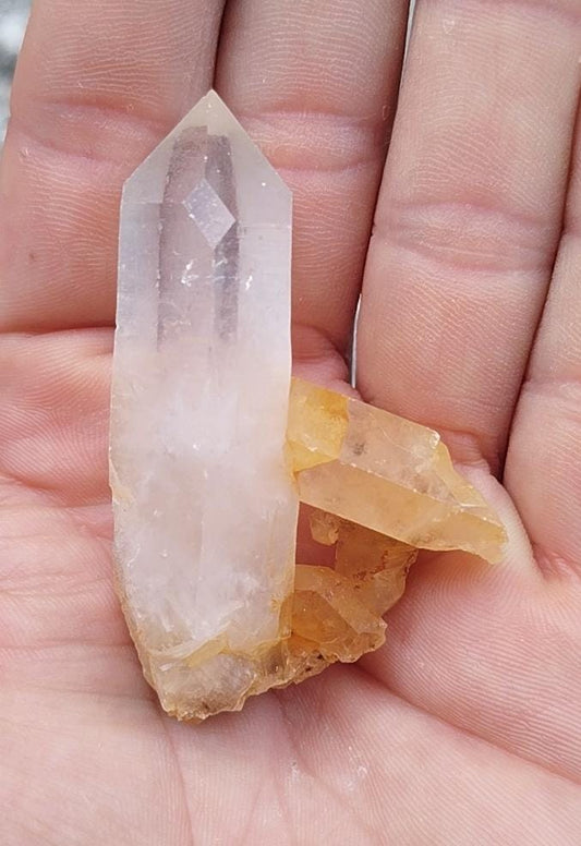 Pointe naturelle de quartz clair