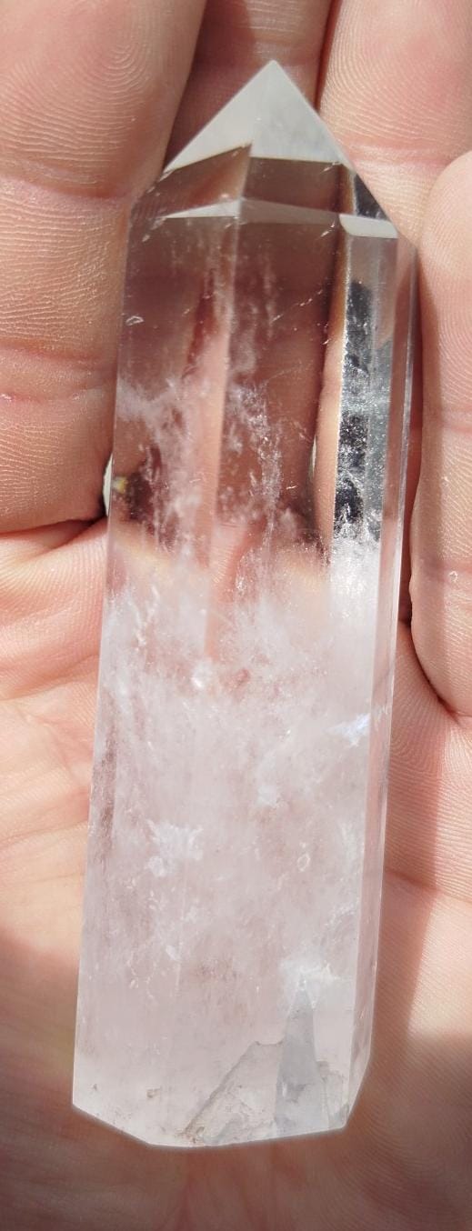 Pointe naturelle polie et taillée de quartz clair.
