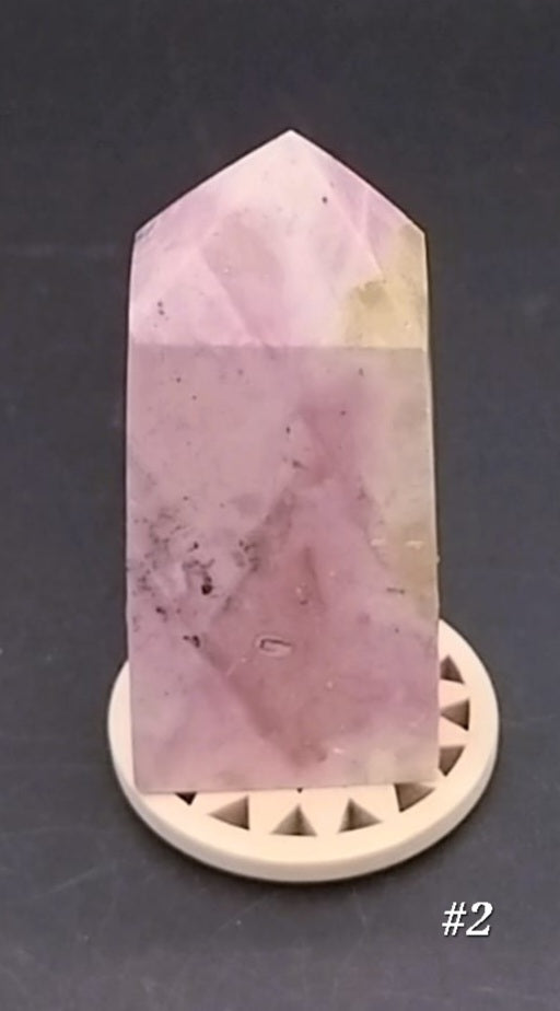 Pointe taillée et polie de Rhodonite du Pérou.