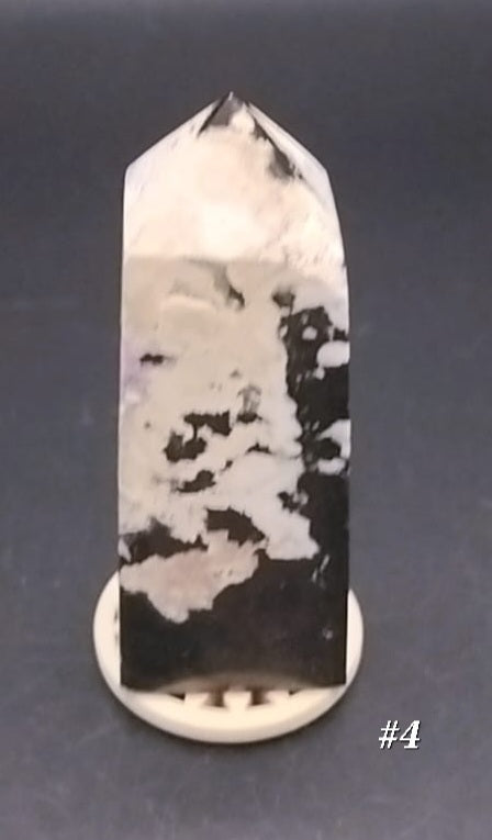 Pointe taillée et polie de Rhodonite du Pérou.