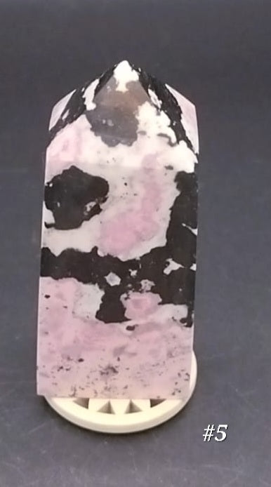 Pointe taillée et polie de Rhodonite du Pérou.