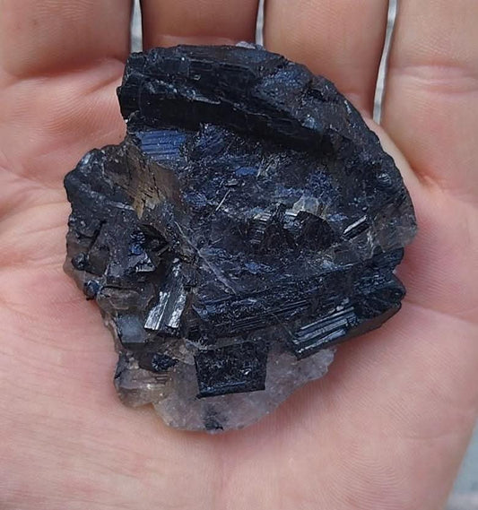 Ejemplar de cuarzo y turmalina negra