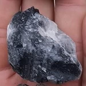 Ejemplar de cuarzo y turmalina negra