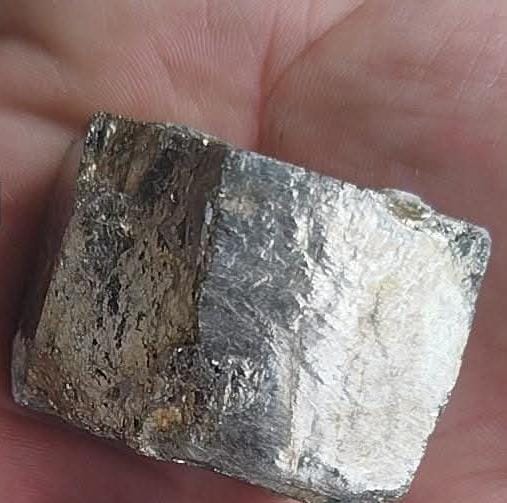 Cube naturel de pyrite.
