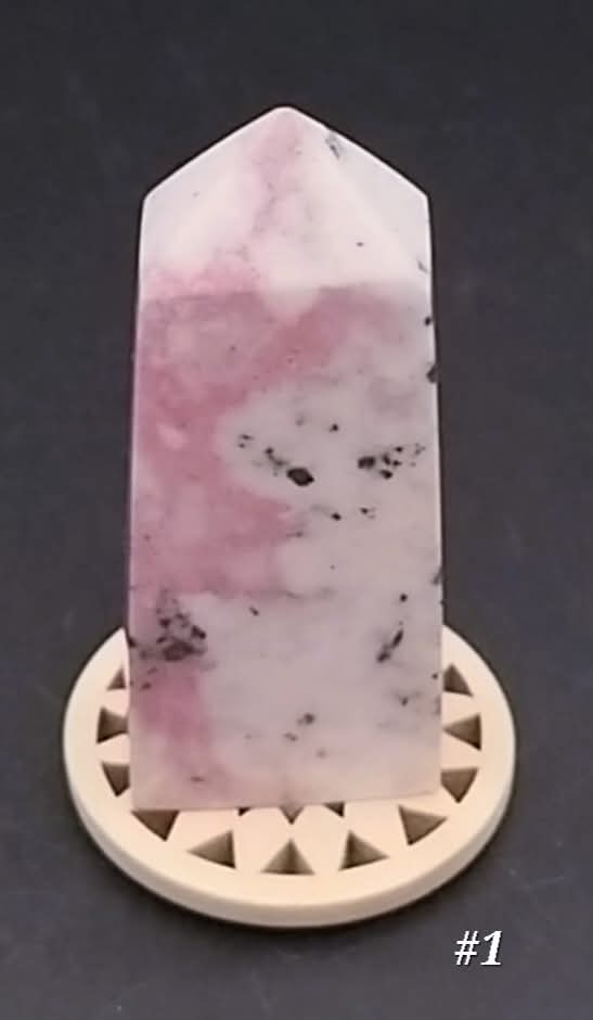 Pointe taillée et polie de Rhodonite du Pérou.