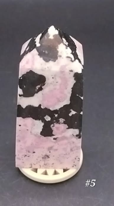 Pointe taillée et polie de Rhodonite du Pérou.