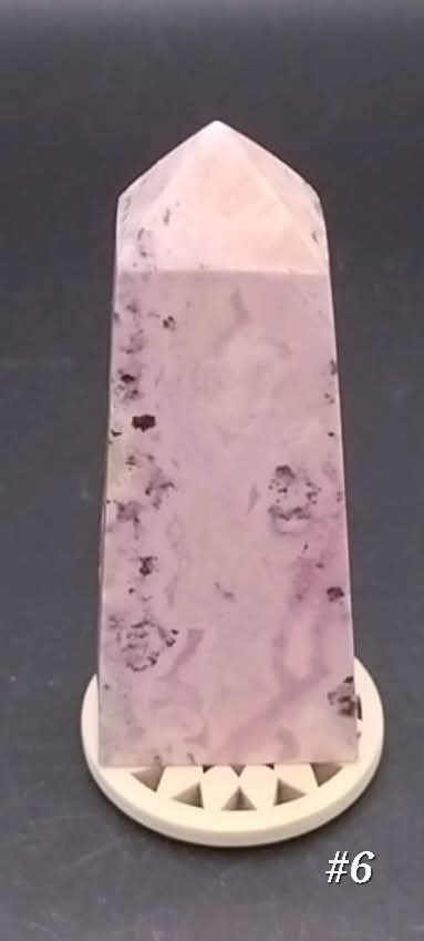 Pointe taillée et polie de Rhodonite du Pérou.