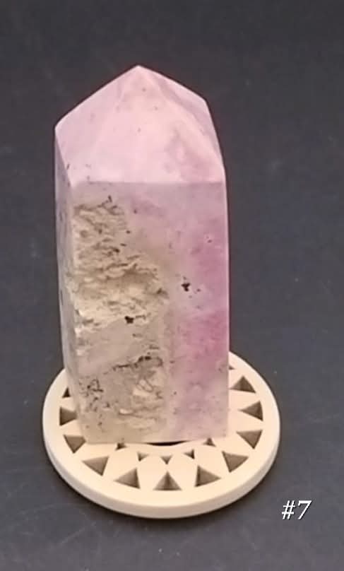 Pointe taillée et polie de Rhodonite du Pérou.
