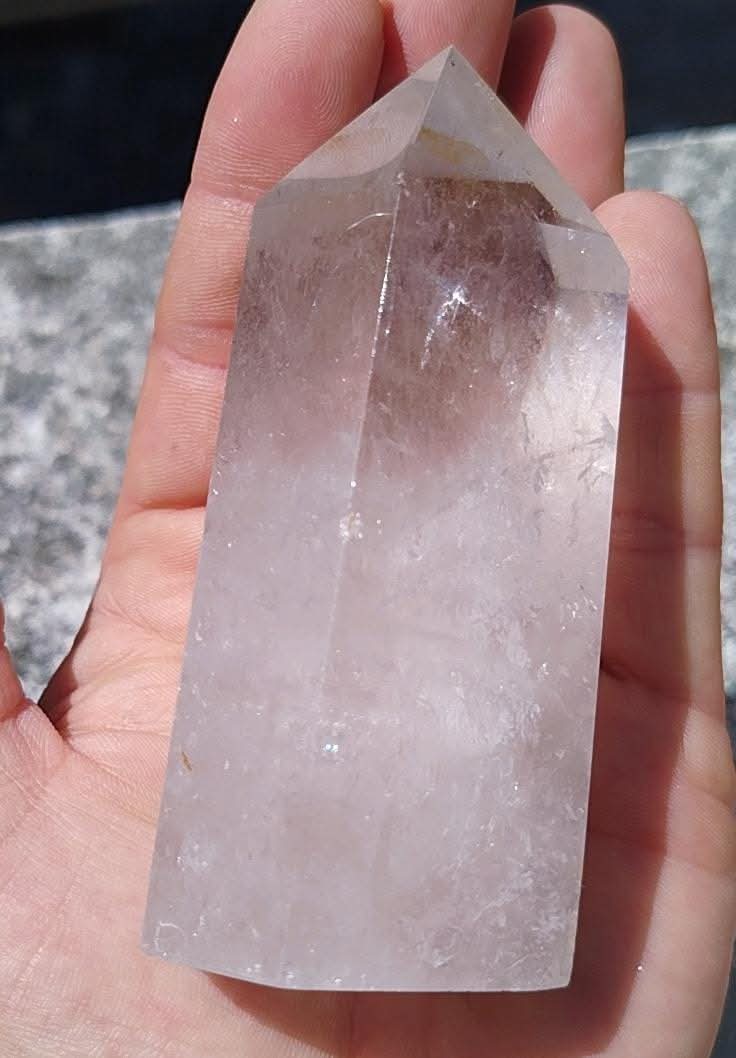 Pointe taillée et polie de quartz clair.