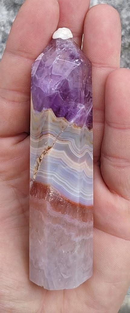 Pointe taillée et polie d'agate dentelle améthyste.