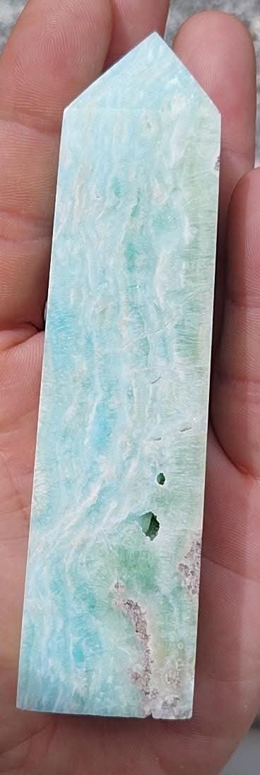 Pointe taillée et polie d'hémimorphite avec druzy.
