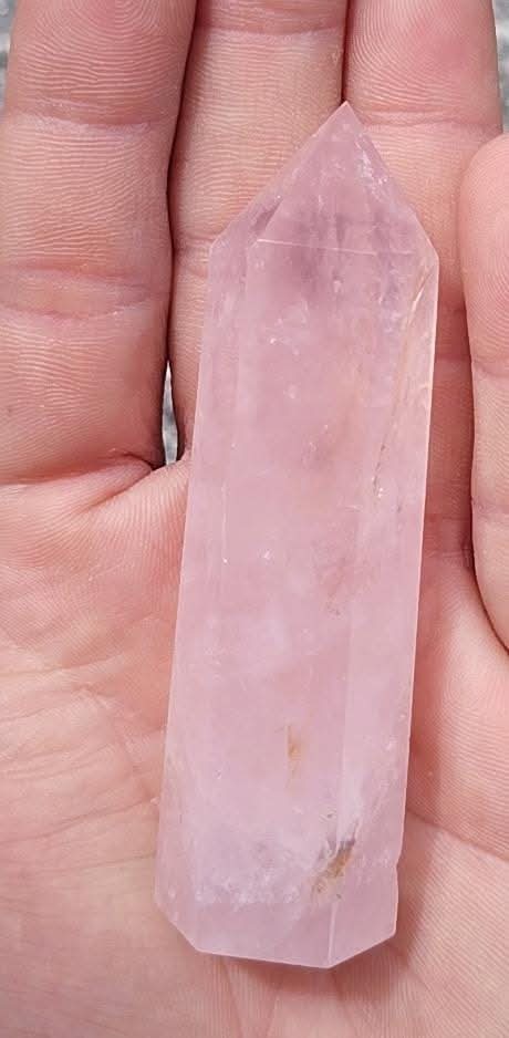 Pointe taillée et polie de quartz rose.