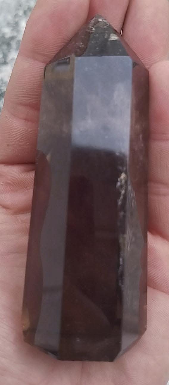 Pointe taillée et polie de quartz fumé.