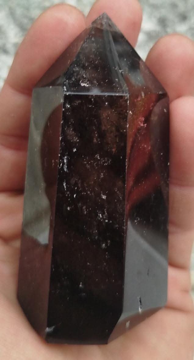 Pointe taillée et polie de quartz fumé.