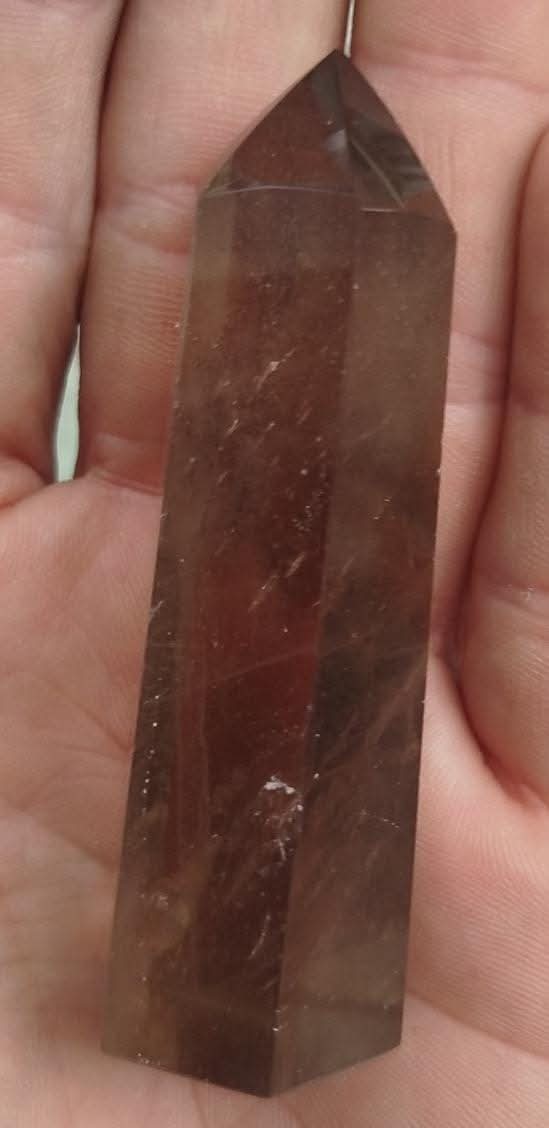 Pointe taillée et polie de quartz fumé.