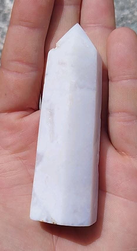 Pointe taillée et polie d'agate blanche avec druzy.
