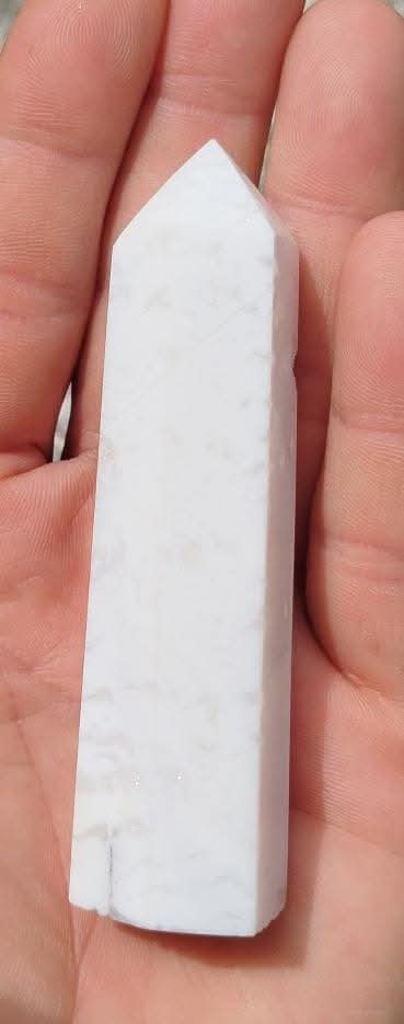 Pointe taillée et polie d'agate blanche avec druzy.