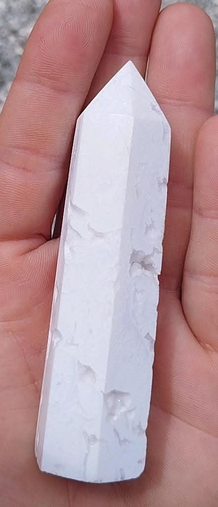 Pointe taillée et polie d'agate blanche avec druzy.