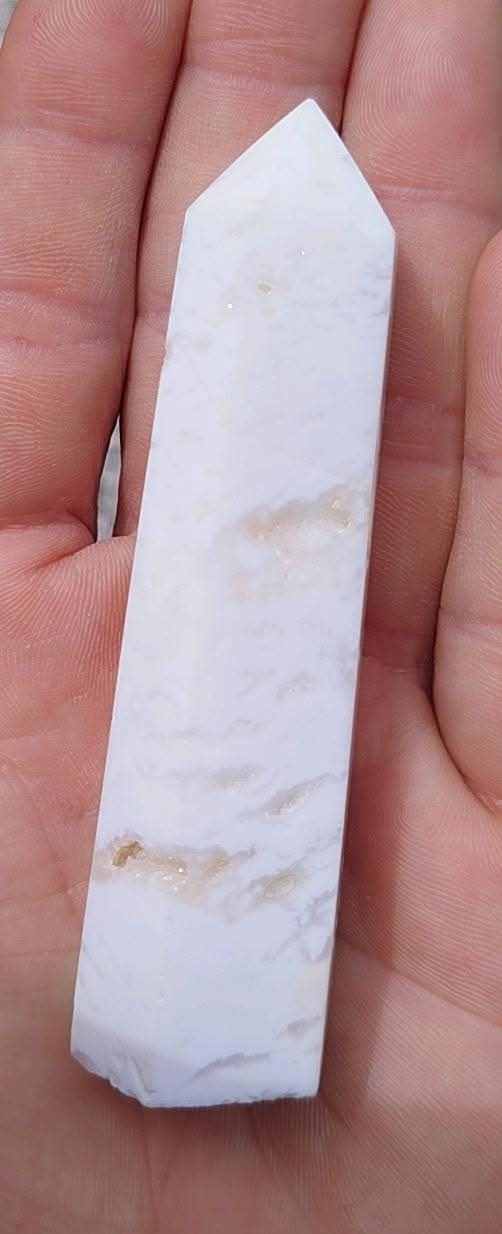 Pointe taillée et polie d'agate blanche avec druzy.