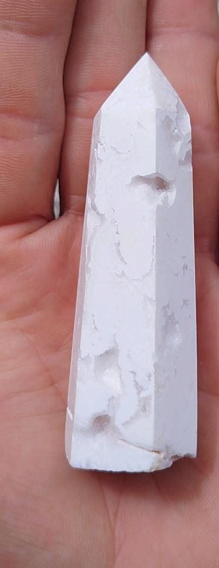 Pointe taillée et polie d'agate blanche avec druzy.