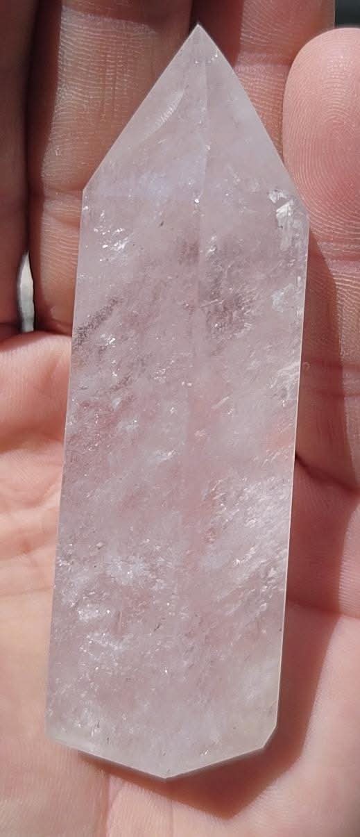 Pointe naturelle polie et taillée de quartz clair.