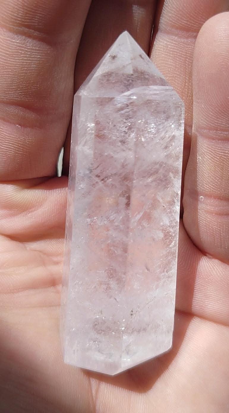 Pointe naturelle polie et taillée de quartz clair.
