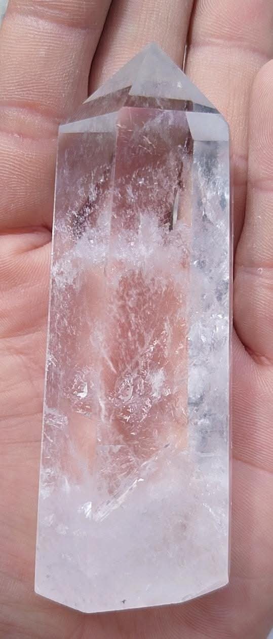 Pointe naturelle polie et taillée de quartz clair.