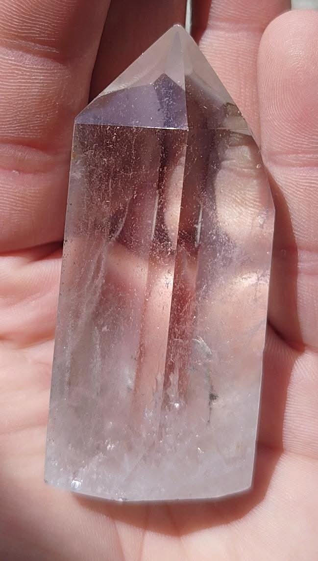 Pointe naturelle polie et taillée de quartz clair.