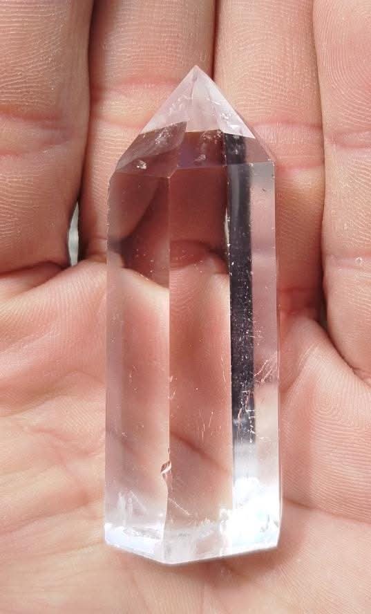 Pointe naturelle polie et taillée de quartz clair.