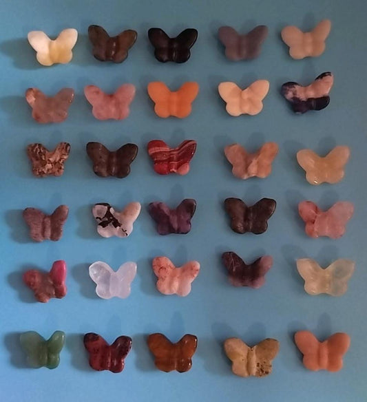 Mini sculptures de papillons, en diverses pierres naturelles.