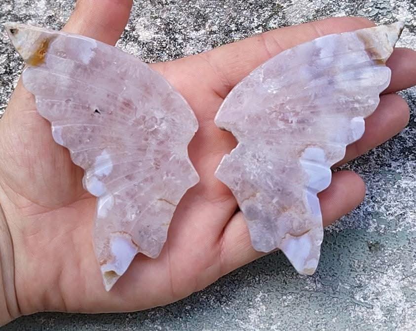 Une paire d'ailes de papillon en améthyste rose.