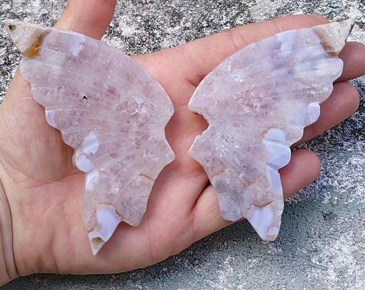 Une paire d'ailes de papillon en améthyste rose.