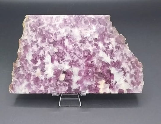 Plaque de lépidolite (ou mica mauve) polie.