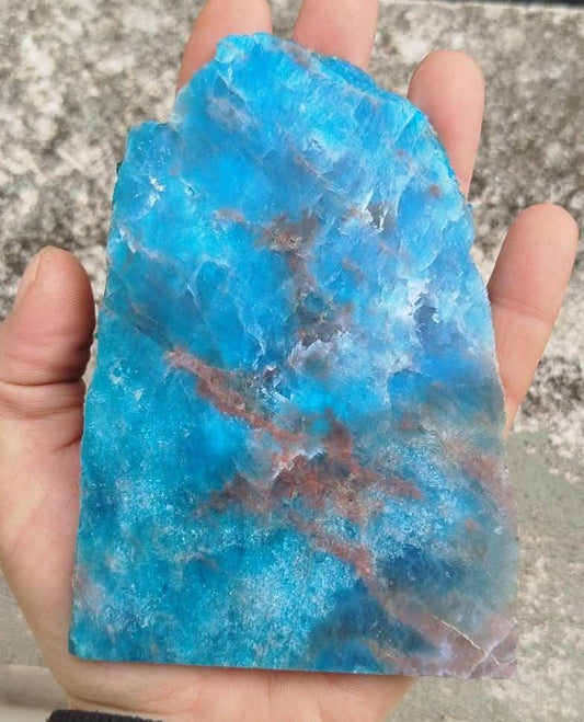 Plaque d'apatite bleue (reaction UV) polie.