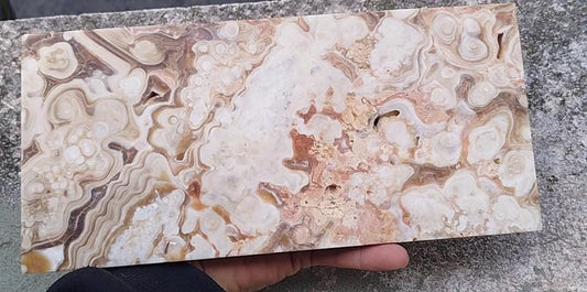Plaque de calcite chocolat polie.