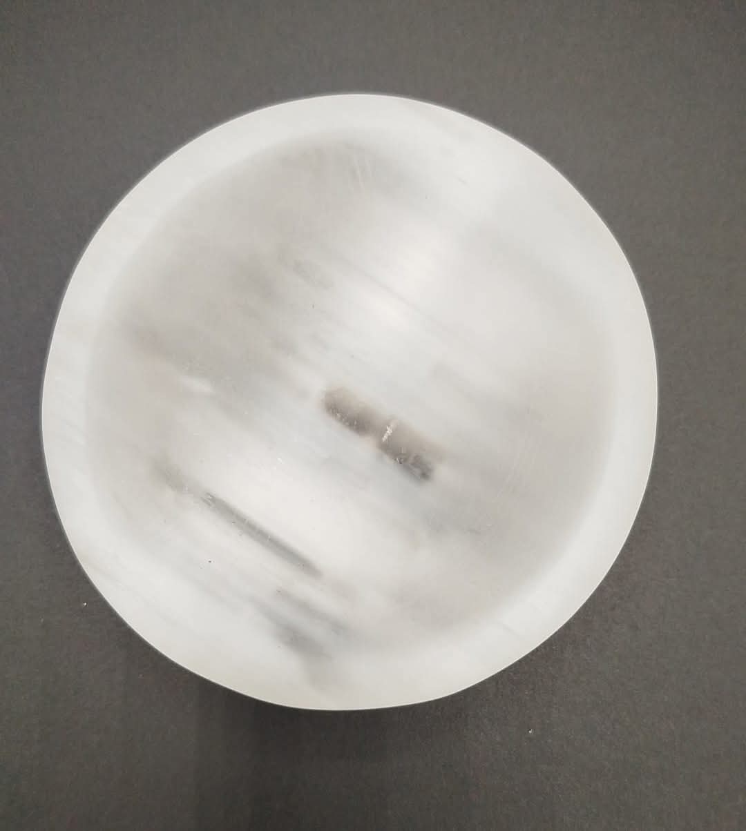 Bowl made of (satin spar of) selenite.