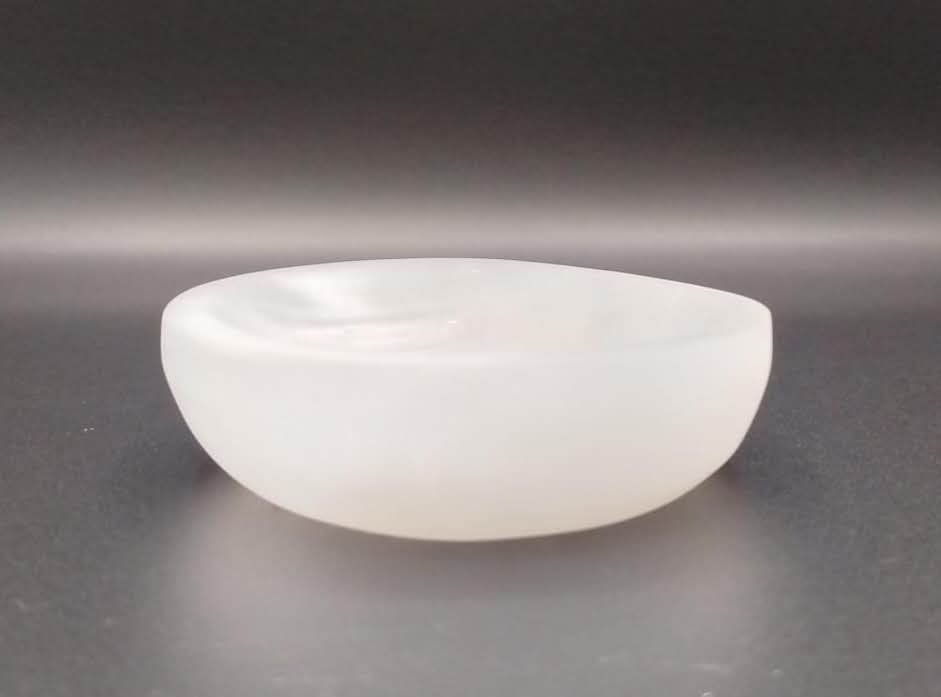 Bowl made of (satin spar of) selenite.