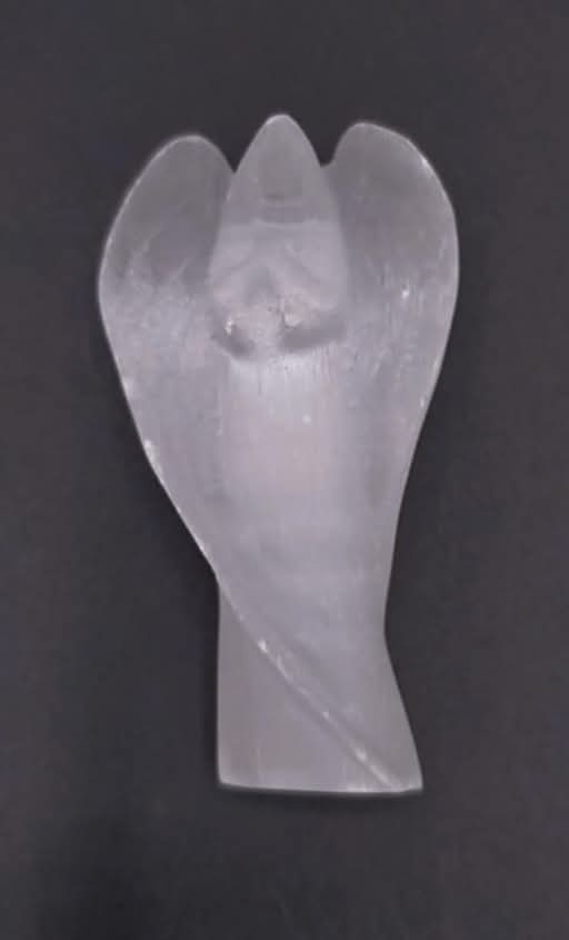 Escultura de ángel en selenita (espato satinado).