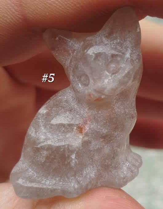 Petite sculpture de chat en quartz de roche clair.