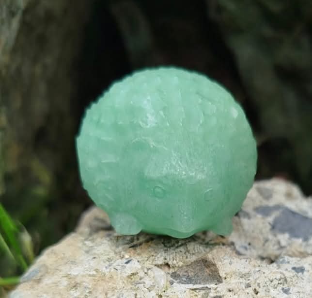 Sculptures d'hérissons en diverses pierres naturelles.