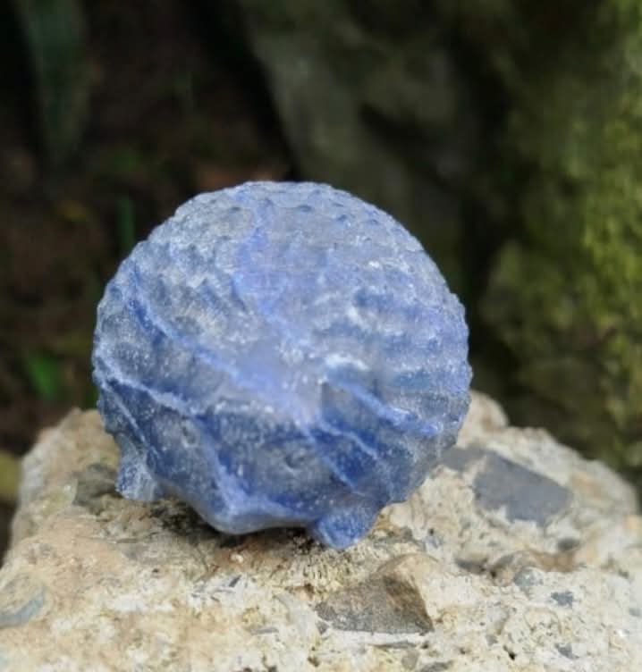 Sculptures d'hérissons en diverses pierres naturelles.