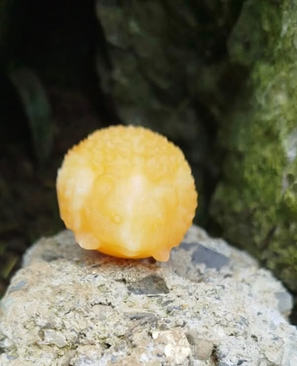 Sculptures d'hérissons en diverses pierres naturelles.