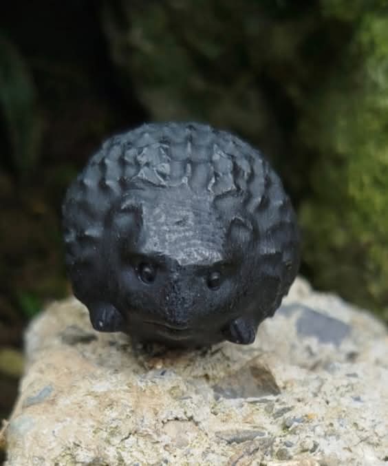 Sculptures d'hérissons en diverses pierres naturelles.