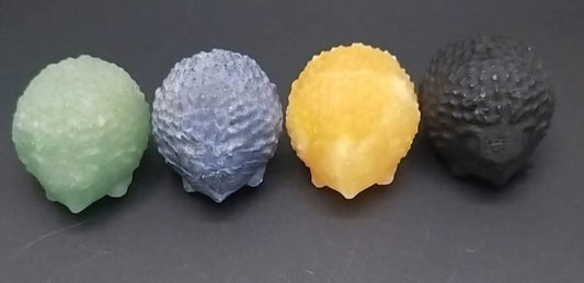 Sculptures d'hérissons en diverses pierres naturelles.