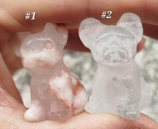 Petites sculptures de Bouledogues français, en diverses pierres naturelles.