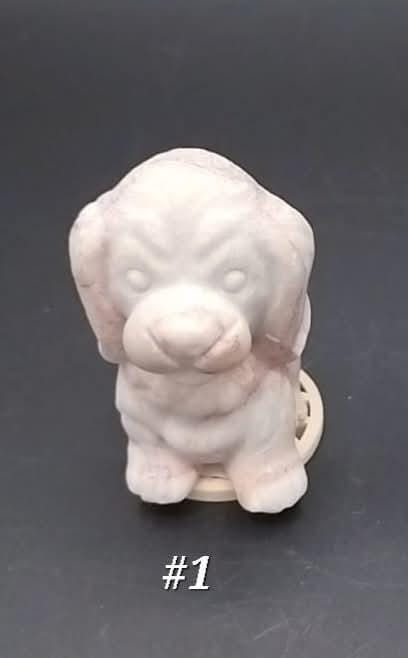 Petites sculptures de chiens, en diverses pierres naturelles.