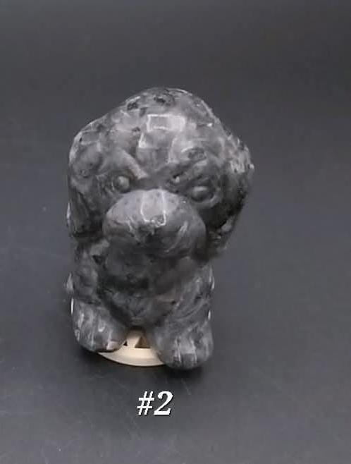 Petites sculptures de chiens, en diverses pierres naturelles.