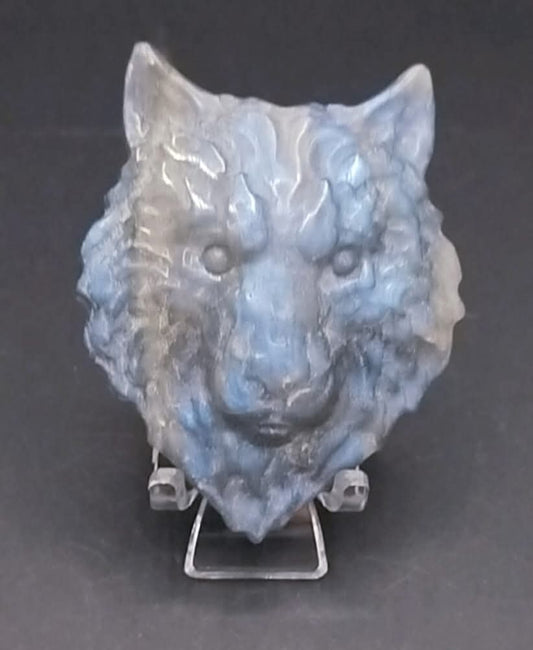 Sculpture de tête de loup en labradorite.