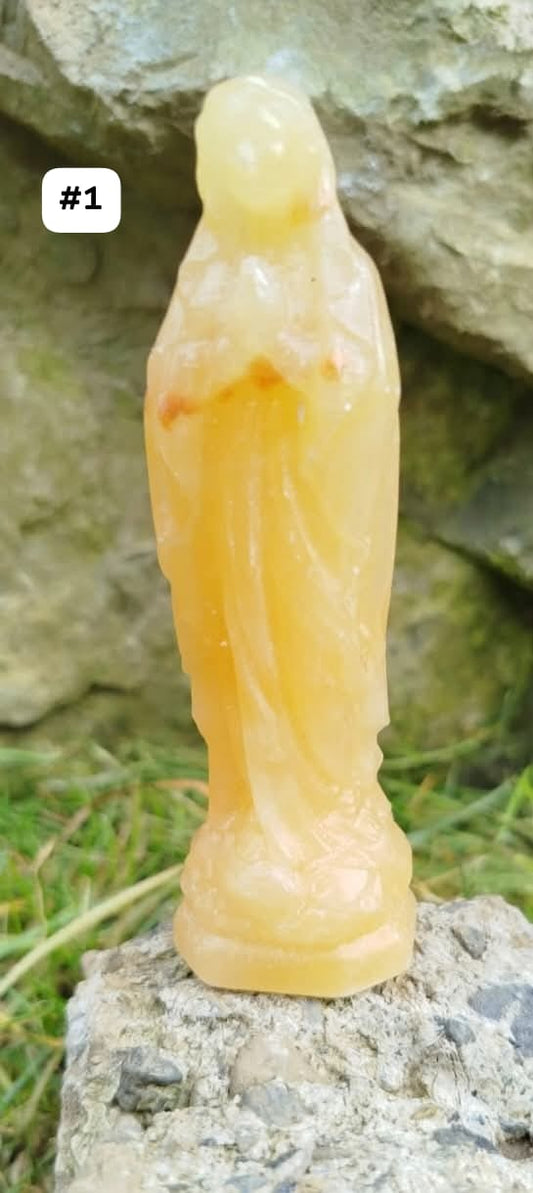 Estatua de la Santísima Virgen María (Nuestra Señora de Lourdes) en varias piedras naturales y cristales.